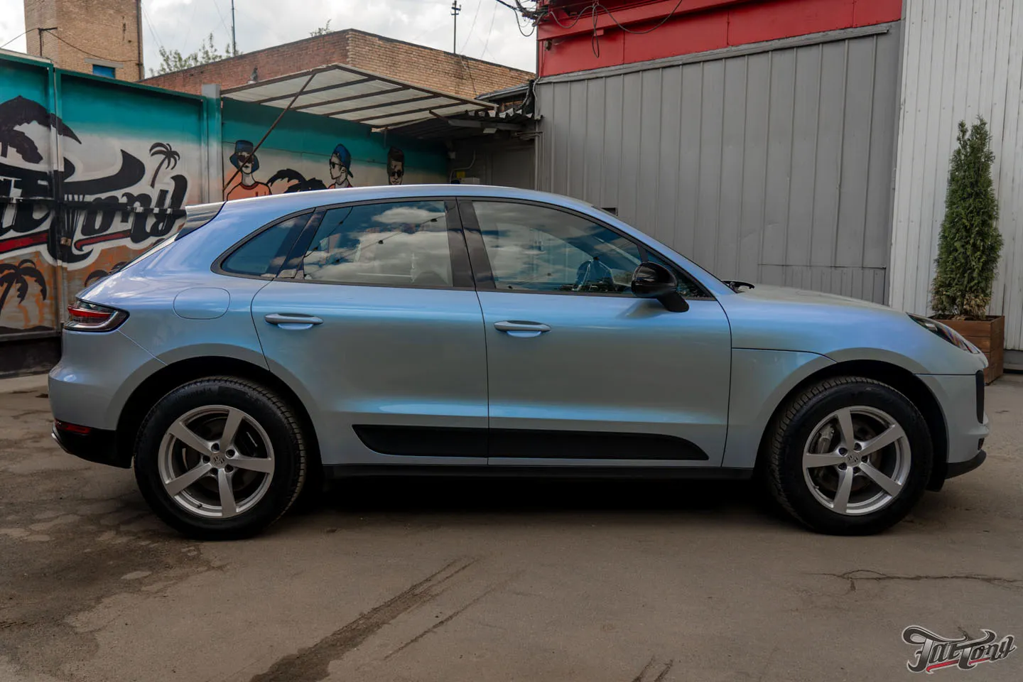 Оклеили Porsche Macan в потрясающий перламутровый голубой винил!